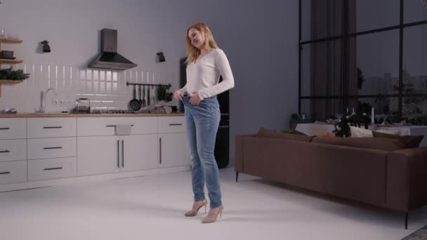 Elegancka Atrakcyjna Kobieta Średnim Wieku Stylowych Szpilkach Zbyt Dużych Dżinsach — Wideo stockowe