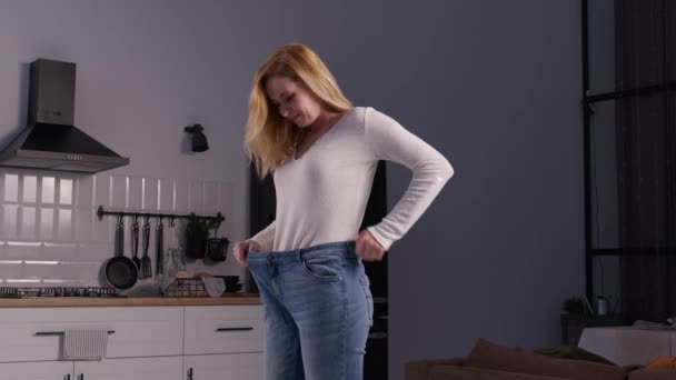 Radosna Atrakcyjna Kobieta Średnim Wieku Dużych Spodniach Podziwiająca Wygląd Pokazująca — Wideo stockowe
