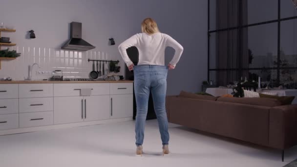 Vista Trasera Alegre Mujer Madura Elegante Pantalones Vaqueros Gran Tamaño — Vídeo de stock
