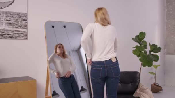 Réflexion Dans Miroir Malheureux Surpoids Belle Femme Mûre Essayant Intégrer — Video