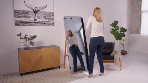 Wanita Paruh Baya Yang Marah Berdiri Depan Cermin Mencoba Menekan — Stok Video