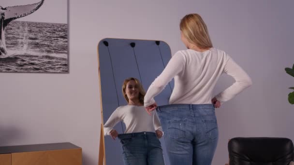 Joyeux Positif Attrayant Femme Âge Moyen Jeans Amples Regardant Réflexion — Video