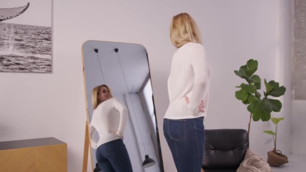 Reflexe Zrcadle Veselý Atraktivní Žena Středního Věku Těší Vzhled Perfektní — Stock video