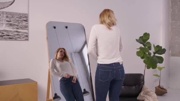 Irritadas Mujeres Bastante Maduras Con Problemas Peso Tratando Abotonar Jeans — Vídeos de Stock