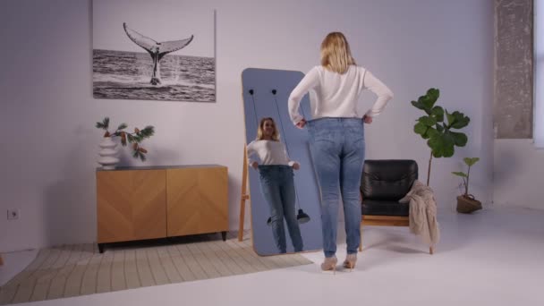 Vue Arrière Joyeux Jolie Femme Âge Moyen Jeans Surdimensionnés Vérifier — Video