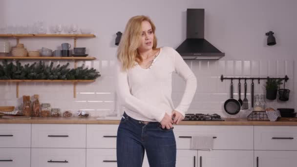 Δυσαρεστημένη Ελκυστική Ώριμη Γυναίκα Που Στέκεται Στην Οικιακή Κουζίνα Προσπαθώντας — Αρχείο Βίντεο