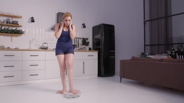 Verontrustende Aantrekkelijke Volwassen Vrouw Nachtjapon Meten Gewicht Schaal Geschokt Door — Stockvideo