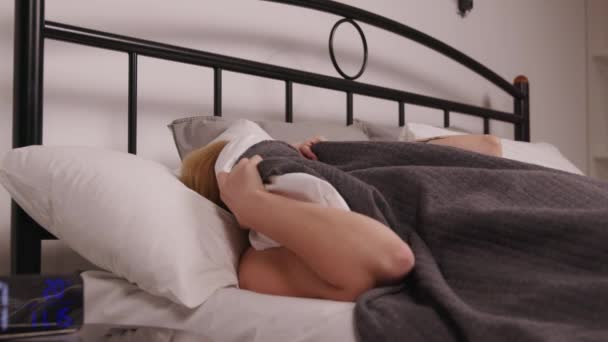 Rastløs Bange Attraktiv Midaldrende Kvinde Der Lider Søvnløshed Dækker Halvt – Stock-video