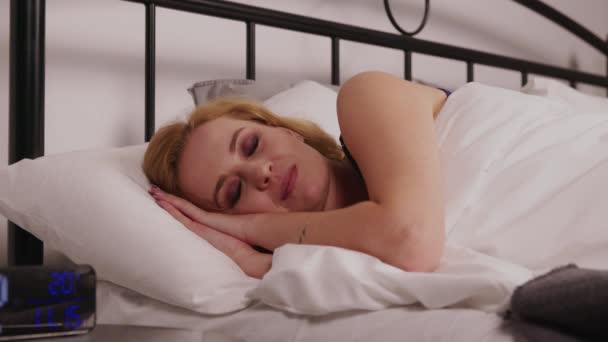 Портрет Усміхненої Чарівної Зрілої Жінки Нічному Одязі Спокійно Спати Спальні — стокове відео