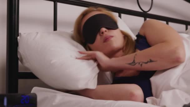 Bella Donna Matura Indossando Maschera Occhi Del Sonno Sdraiato Cuscino — Video Stock