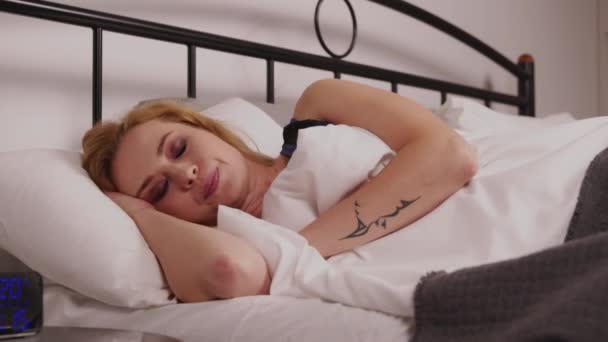 Preocupado Sem Dormir Atraente Mulher Meia Idade Camisola Deitada Cama — Vídeo de Stock
