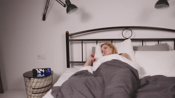 Olumlu Mutlu Çekici Olgun Bir Kadın Sabahın Erken Saatlerinde Uyanıyor — Stok video