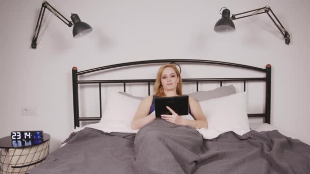 Positiv Attraktiv Medelålders Kvinna Nattlinne Sitter Sängen Vid Sänggåendet Nätverk — Stockvideo