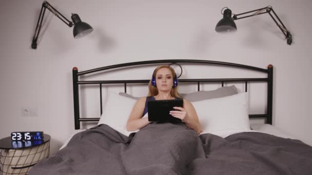 Позитивна Чарівна Жінка Середнього Віку Нічному Одязі Сидить Ліжку Вибираючи — стокове відео