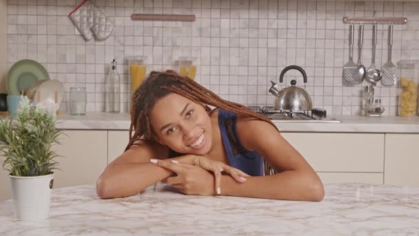 Портрет Привлекательной Афроамериканской Женщины Ночной Рубашке Стильными Косичками Лежащими Головой — стоковое видео