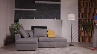 Uzun topuklu ayakkabılı, şık saçları olan, yorgun ve çekici bir iş kadını. Okul balosundan sonra eve dönüyor, nefes alıyor ve akşamları yurt odasındaki rahat kanepede dinleniyor..