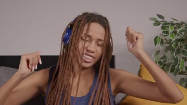 Портрет Чарівної Афроамериканської Жінки Плетеним Волоссям Слухає Музику Бездротових Навушниках — стокове відео