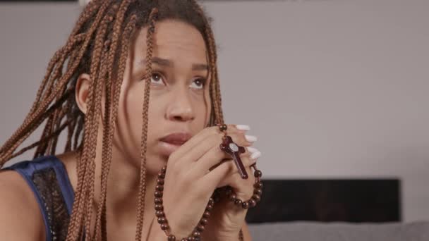 Retrato Mulher Negra Atraente Com Olhos Fechados Mãos Dobradas Oração — Vídeo de Stock