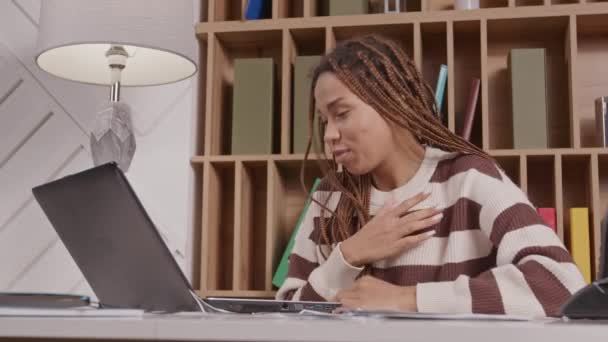 Positivo Atraente Mulher Negra Com Tranças Elegantes Fazendo Videochamada Line — Vídeo de Stock