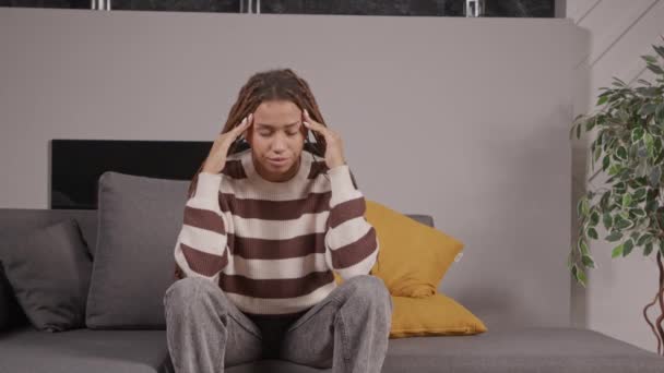 Utmattad Vacker Afroamerikansk Kvinna Med Snygga Flätor Som Lider Kronisk — Stockvideo