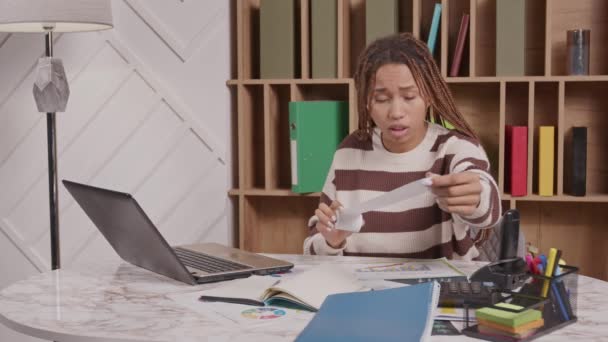 Nespokojeni Okouzlující Černošky Mladá Žena Řízení Rodinného Rozpočtu Kontrola Obrovské — Stock video