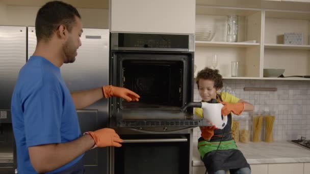 Koruyucu Elbisesi Içinde Sevimli Ergenlik Öncesi Siyah Oğlu Mutfak Tezgahında — Stok video
