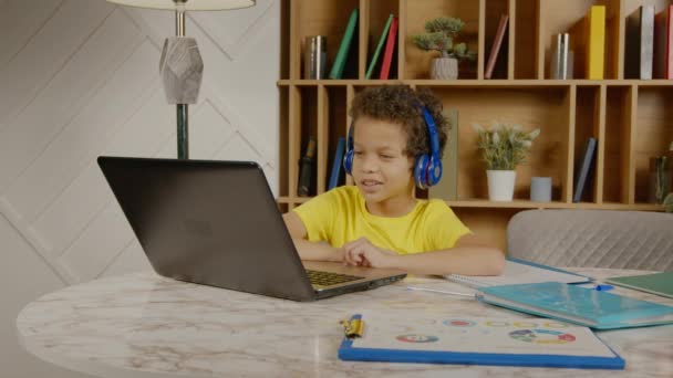 Słodki Pozytywny Nastoletni Czarny Chłopiec Bezprzewodowych Słuchawkach Learning Przy Użyciu — Wideo stockowe