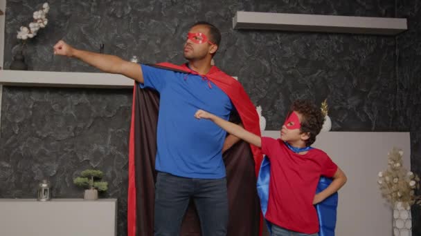 Confiado Atractivo Padre Afroamericano Adorable Hijo Edad Escolar Trajes Superhéroes — Vídeos de Stock