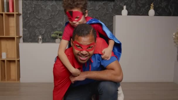 Retrato Lindo Hijo Edad Escolar Máscara Superhéroe Capa Que Bordea — Vídeos de Stock