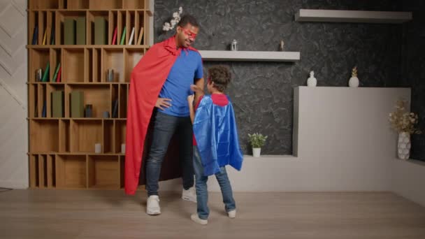 Fröhlich Entzückender Vorpubertärer Sohn Superheldenmaske Und Umhang Der Spaß Hat — Stockvideo
