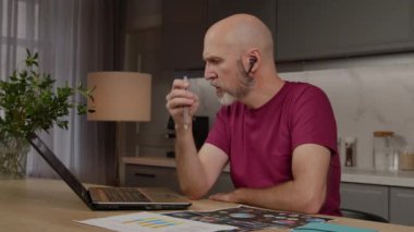 Yakışıklı, orta yaşlı bir işadamı. Cep telefonuyla konuşuyor, ortaklarla iş konularını tartışıyor, uzaktan evden çalışıyor..