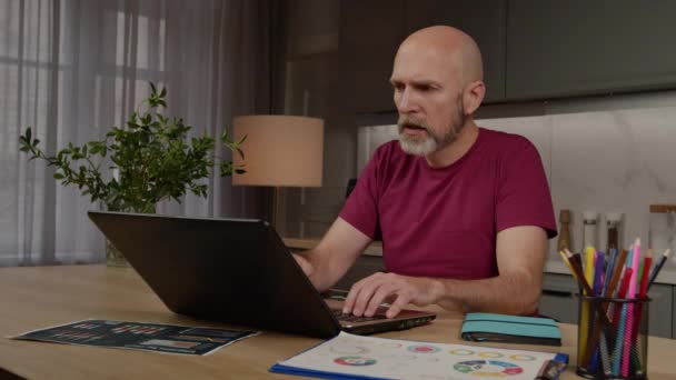 Neşeli Yakışıklı Sakallı Orta Yaşlı Erkek Girişimci Dizüstü Bilgisayarla Iletişim — Stok video