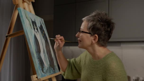 Retrato Pintora Feminina Meia Idade Adorável Concentrada Com Quadro Pintura — Vídeo de Stock
