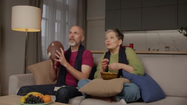 Bel Homme Mature Excité Avec Ballon Football Américain Une Femme — Video