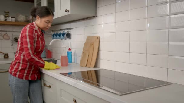 穿着橡胶防护手套忙碌迷人的非洲裔美国女人做家务 用喷雾洗涤剂清洗厨房台面的油脂 在家里厨房用抹布 — 图库视频影像