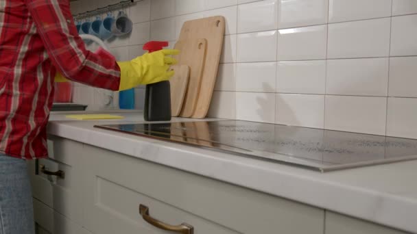 Zbliżenie Czarnych Żeńskich Dłoni Rękawiczkach Ochronnych Wykonujących Prace Domowe Myjących — Wideo stockowe