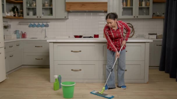Konzentrierte Charmante Afroamerikanerin Erledigt Hausarbeit Wäscht Beim Frühjahrsputz Den Boden — Stockvideo