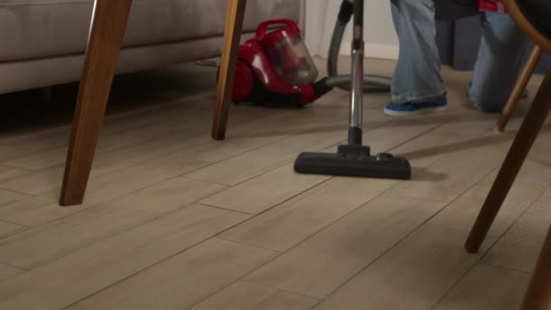 Close Mulher Trabalhador Limpeza Chão Debaixo Mesa Poeira Usando Aspirador — Vídeo de Stock