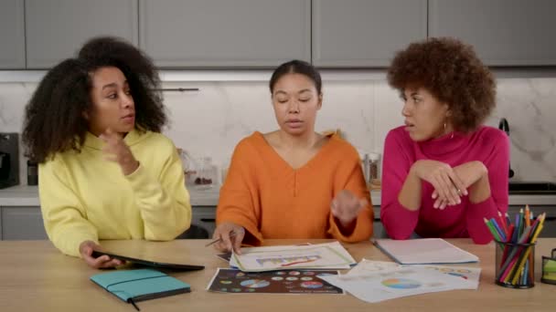 成功的有魅力的黑人女商人 带着数码平板电脑 分析财务数据和图表 讨论商业问题 规划自由职业项目 同时在家里远程工作 — 图库视频影像