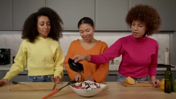 Neşeli Güzel Siyahi Kadınlar Sağlıklı Yemek Hazırlıyor Lezzetli Salata Sosu — Stok video