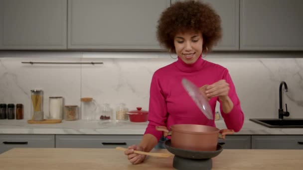 Весела Чарівна Афроамериканка Запахом Шпателя Насолоджується Ароматом Смаком Приготованої Їжі — стокове відео