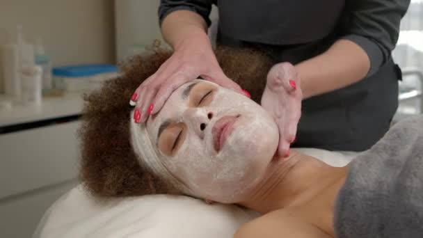 Terapeuta Beleza Profissional Fazendo Massagem Ginástica Facial Para Linda Mulher — Vídeo de Stock