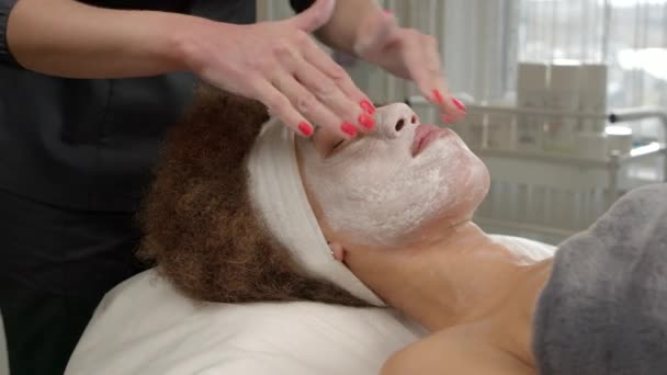 Dygtige Kosmetolog Gør Kosmetisk Procedure Til Ansigtshud Pleje Foryngelse Huden – Stock-video