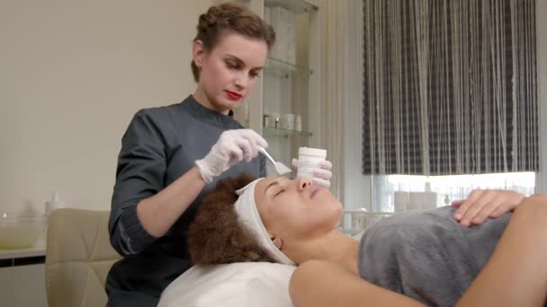 Cosmétologue Professionnel Jolie Application Peeling Masque Facial Avec Gommage Pour — Video
