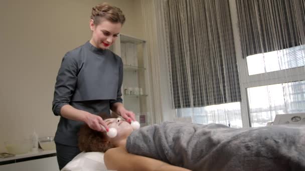 Profissional Massagista Feminina Atraente Fazendo Massagem Globos Gelo Facial Para — Vídeo de Stock