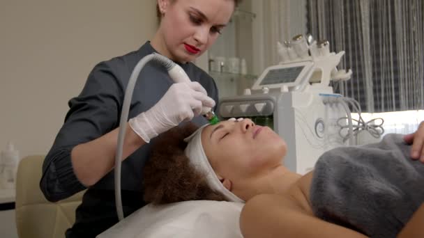 Terapeut Profesionist Frumusețe Mănuși Care Fac Tratament Cosmetic Îngrijire Pielii — Videoclip de stoc