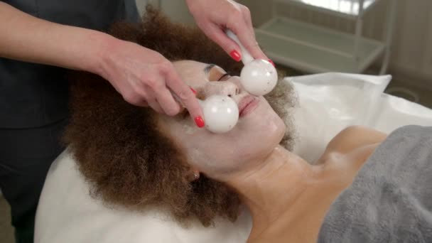 Close Esteticista Fazendo Tratamento Cosmético Durante Massagem Globos Gelo Facial — Vídeo de Stock
