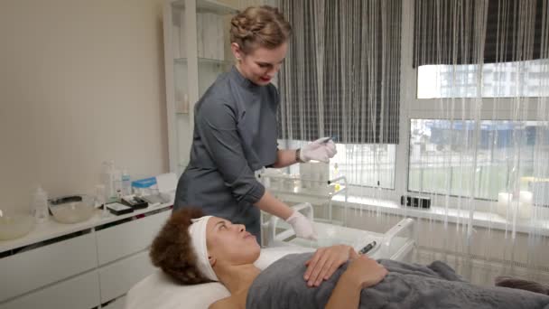 Pozitivní Atraktivní Kosmetička Ochranných Rukavicích Připravuje Pro Frakční Mezoterapii Zařízením — Stock video