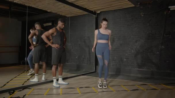 Professionell Härlig Kvinnlig Tränare Visar Agilitetsstege Och Borrar För Att — Stockvideo