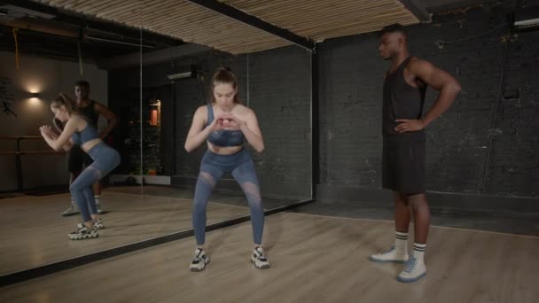 Professionell Attraktiv Sportig Passform Kvinnlig Fitness Instruktör Med Muskulös Bygga — Stockvideo